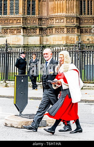 I giudici e i QCS, completamente vestito, proveniente dai giudici annuale servizio nella Westminster Abbey, segnando l'inizio dell'anno giudiziario Foto Stock