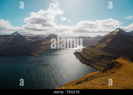 Vedute spettacolari della Scenic fiordi con montagne coperte di neve sulle isole Faerøer nei pressi del villaggio Funningur (Isole Faerøer, Danimarca, Europa) Foto Stock