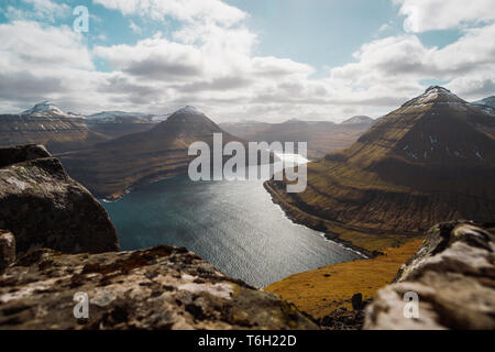 Vedute spettacolari della Scenic fiordi con montagne coperte di neve sulle isole Faerøer nei pressi del villaggio Funningur (Isole Faerøer, Danimarca, Europa) Foto Stock