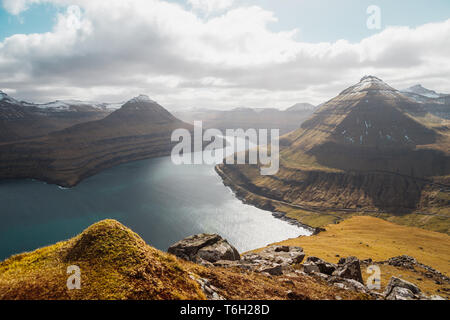 Vedute spettacolari della Scenic fiordi con montagne coperte di neve sulle isole Faerøer nei pressi del villaggio Funningur (Isole Faerøer, Danimarca, Europa) Foto Stock