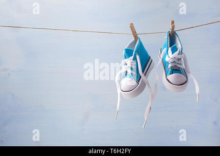 Carino piccolo scarpe per bambini su uno sfondo di legno con spazio per il testo Foto Stock