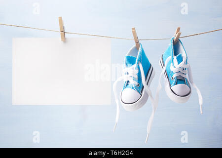 Carino piccolo scarpe per bambini su uno sfondo di legno con spazio per il testo Foto Stock