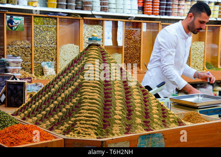 L'uomo locale sta vendendo frutta secca e noci nella via dello shopping a Gerusalemme, Israele. Foto Stock