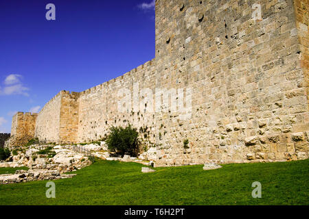 Le antiche mura che circondano vecchia Gerusalemme, Israele. Foto Stock