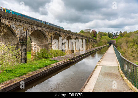 Il Chirk acquedotto e viadotto ferroviario oltre il Ceiriog Valley North Wales. Il Shropshire Union Canal a Chirk con il tunnel Chirik nella distanza Foto Stock