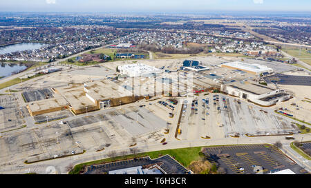 Un drone /vista aerea del Louis Joliet Mall. Il centro commerciale dispone di vari negozi al dettaglio e ristoranti entro la proprietà di grandi dimensioni. Foto Stock