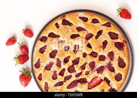 Concetto di cibo in casa burrosa vaniglia la torta di fragole su sfondo bianco con copia apsce Foto Stock