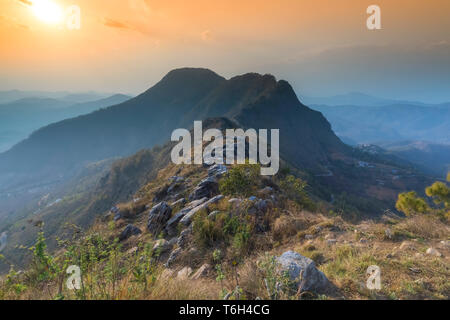 Bella vista al tramonto valey di Bandipur vista dal punto di vista collina famoso luogo di turist bandipur Nepal Foto Stock