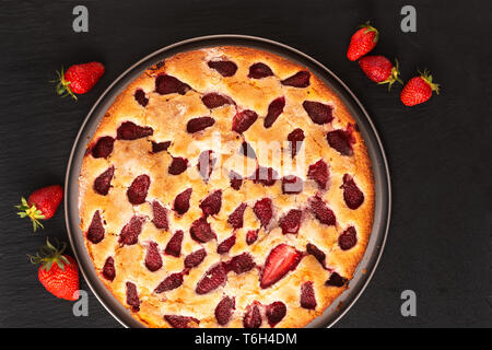 Concetto di cibo in casa burrosa vaniglia la torta di fragole in ardesia nera pietra con sfondo apsce copia Foto Stock