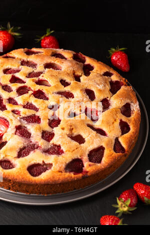 Concetto di cibo in casa burrosa vaniglia la torta di fragole in ardesia nera pietra con sfondo apsce copia Foto Stock