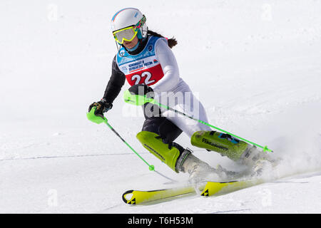 Montaggio MOROZNAYA, KAMCHATKA, RUSSIA - Mar 29, 2019: Montagna sciatore Kudryavtseva Ekaterina (St. Pietroburgo) sciare giù da montare. Il russo lo sci alpino Cup Foto Stock