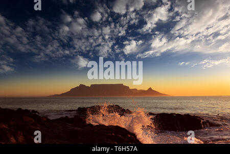 Table Mountain con nuvole, Cape Town, Sud Africa Foto Stock