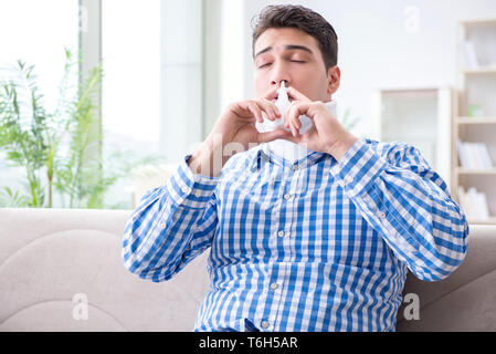 Giovane uomo che soffrono di lesioni al collo in casa Foto Stock