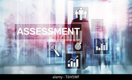 La valutazione della verifica misura Analisi Analisi di Business e Tecnologia concetto su sfondo sfocato. Foto Stock