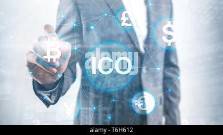 ICO - iniziale offerta di moneta, Blockchain e cryptocurrency concetto su sfocato edificio aziendale dello sfondo. Foto Stock