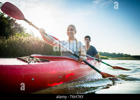 Fiducioso giovane kayak sul lago Foto Stock