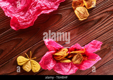 Frutta secca su sfondo di legno Foto Stock