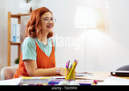 Gioiosa positivo essendo una donna in un ottimo umore Foto Stock