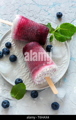 Piastra del vegan berry popsicles con latte di cocco. Foto Stock