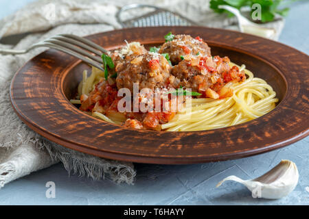 Le polpette di carne in salsa di pomodoro e spaghetti. Foto Stock