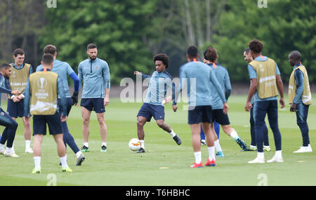 Chelsea di Olivier Giroud e Willian durante la sessione di formazione a Cobham Allenamento, Londra. Foto Stock