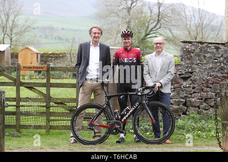 Team INEOS Proprietario Sir Jim Ratcliffe (sinistra), Chris Froome e Team Principal INEOS Sir Dave Brailsford (a destra) durante il Team INEOS al lancio della Fountaine libera a Linton, Yorkshire. Foto Stock