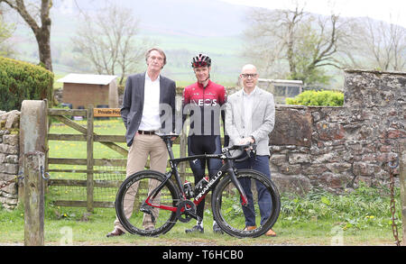 Team INEOS Proprietario Sir Jim Ratcliffe (sinistra), Chris Froome e Team Principal INEOS Sir Dave Brailsford (a destra) durante il Team INEOS al lancio della Fountaine libera a Linton, Yorkshire. Foto Stock