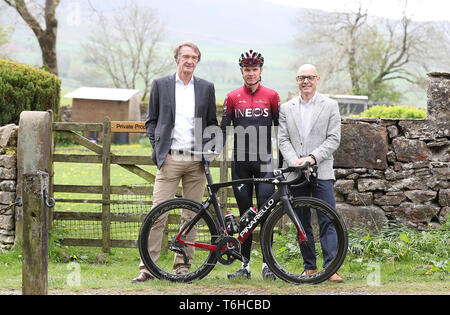 Team INEOS Proprietario Sir Jim Ratcliffe (sinistra), Chris Froome e Team Principal INEOS Sir Dave Brailsford (a destra) durante il Team INEOS al lancio della Fountaine libera a Linton, Yorkshire. Foto Stock