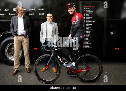 Team INEOS Proprietario Sir Jim Ratcliffe (sinistra), Chris Froome (destra) e Team Principal INEOS Sir Dave Brailsford durante il Team INEOS al lancio della Fountaine libera a Linton, Yorkshire. Foto Stock