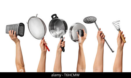 Set di metallo Attrezzature per cucina in mani, su sfondo bianco Foto Stock