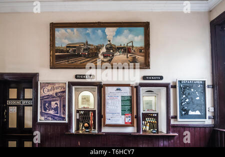 Il famoso Bluebell patrimonio Linea ferroviaria biglietteria a Sheffield Park stazione ferroviaria Foto Stock