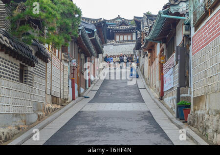 Il coreano tradizionale villaggio di Seoul con una lunga storia, situato sulla sommità di una collina tra il Palazzo Gyeongbok. Foto Stock