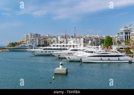 Pireo, Grecia - 24 Marzo 2019: Luxury Yacht ormeggiati a Marina Zeas Foto Stock