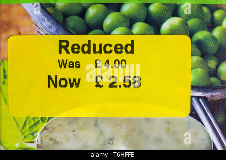 Adesivo giallo ridotto sul cibo - ridotto di 4,00 sterline ora di 2,58 sterline - riduzione del prezzo, prezzo ridotto Foto Stock