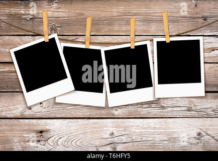 Foto su corda con clothespins su sfondo di legno Foto Stock