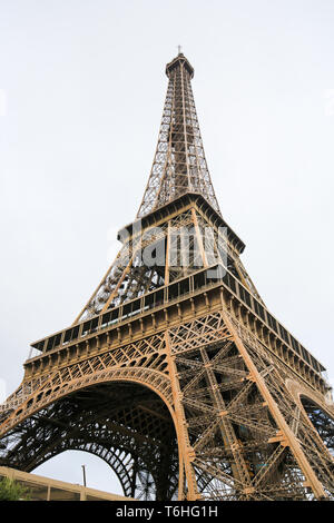 La Torre Eiffel, il simbolo di Parigi, su Champ de Mars a Parigi, Francia Foto Stock
