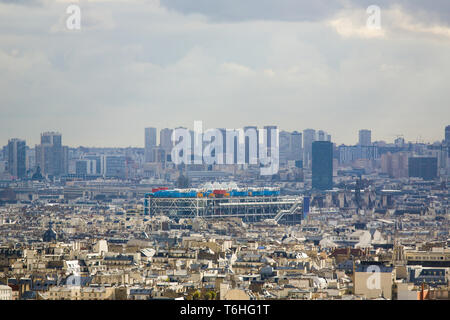 Vista aerea del centro di Parigi come visto dalla collina di Montmartre con il Centre Pompidou nel centro Foto Stock