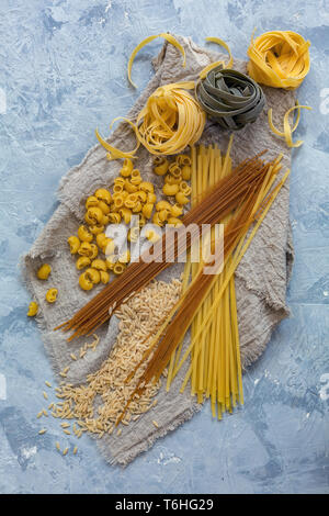 Diversi tipi di pasta italiana. Foto Stock