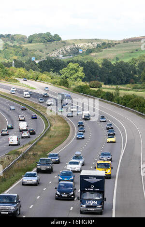 La trafficata autostrada M3 taglia attraverso Twyford giù vicino a Winchester in Hampshire Inghilterra circa 2012. Foto Stock
