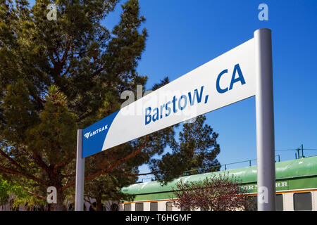 Barstow, CA / STATI UNITI D'America - 14 Aprile 2019: Amtrak posizione segno a Barstow, California situato nella famosa Barstow Harvey House a 685 Nord 1 Ave. Foto Stock