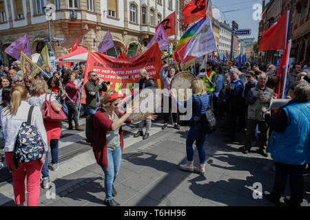 Francoforte, Germania. 01 Maggio, 2019. I membri del Partito comunista della Turchia/marxisti-leninisti (TKP/ML) eseguire brani di musica tradizionale. Diverse migliaia di membri dei sindacati e partiti di sinistra hanno marciato attraverso Francoforte sul loro tradizionali 1. Può protestare. Il mese di marzo si è conclusa con un rally a Roemerberg, nel centro della parte vecchia di Francoforte davanti al Frankfurt city-hall Roemer. Credito: Michael Debets/Pacific Press/Alamy Live News Foto Stock