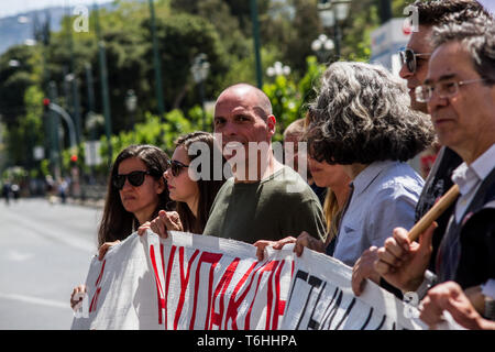 Atene, Grecia. 01 Maggio, 2019. Gianis Varoufakis, testa del Diem 25 partito, è visto durante il mese di marzo. I sindacati marzo a causa del Labor Day celebrazione, in Atene Credito: Kostas Pikoulas/Pacific Press/Alamy Live News Foto Stock