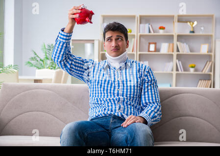 Giovane uomo che soffrono di lesioni al collo in casa Foto Stock