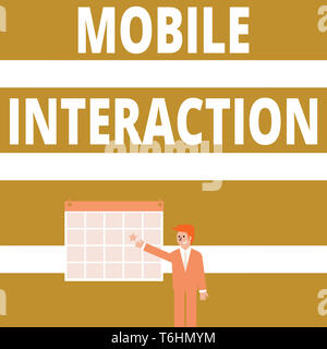 Mano concettuale che mostra la scrittura Mobile Interaction. Concetto significato l'interazione tra gli utenti di dispositivi mobili e i computer imprenditore sorridente e Pointin Foto Stock