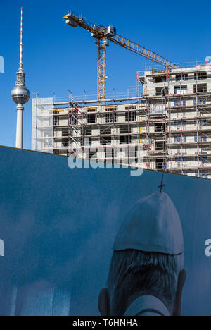 Papa Francesco su una palizzata che circonda un cantiere nel centro di Berlino, Germania. Foto Stock