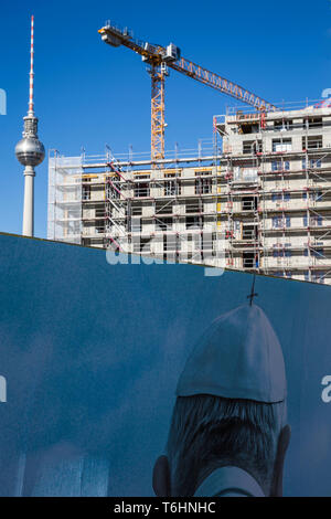 Papa Francesco su una palizzata che circonda un cantiere nel centro di Berlino, Germania. Foto Stock