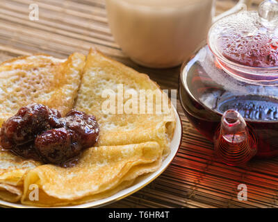 Colazione deliziosa confettura di fragole sulle frittelle. Foto Stock