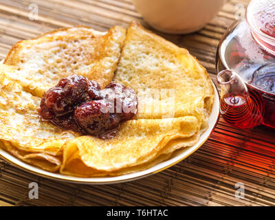 Colazione deliziosa confettura di fragole sulle frittelle. Foto Stock