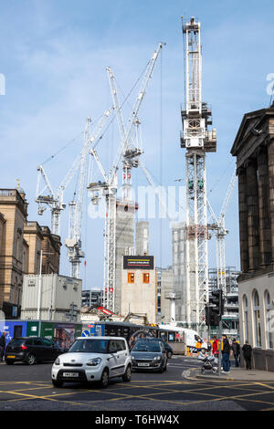 Gru a torre al sito in costruzione presso il St James di riqualificazione del centro visto dalla cima di Leith Street di Edimburgo, Scozia, Regno Unito Foto Stock