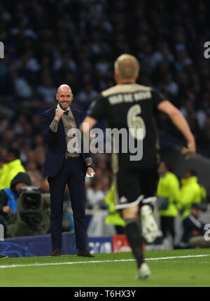 Donny van de Beek di Ajax festeggia con manager di Ajax, Erik dieci Hag dopo aver segnato il gol di apertura, 0-1 - Tottenham Hotspur v Ajax, UEFA Champions Foto Stock